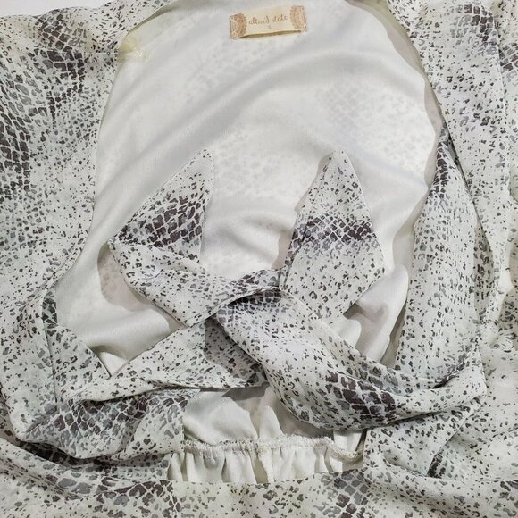 Altar'd State Women's Snakeskin Flowy Long-Sleeved Romper Jumper Size Sm… - Picture 8 of 12